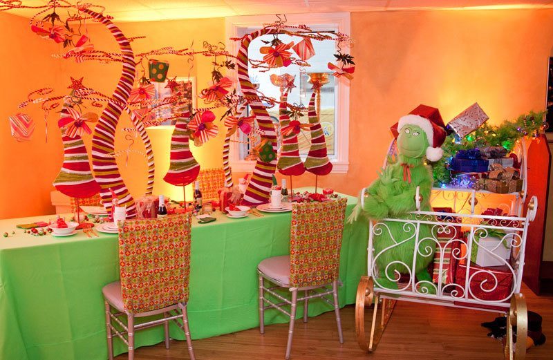 A Christmas  Table Setting even the Grinch will Love A 